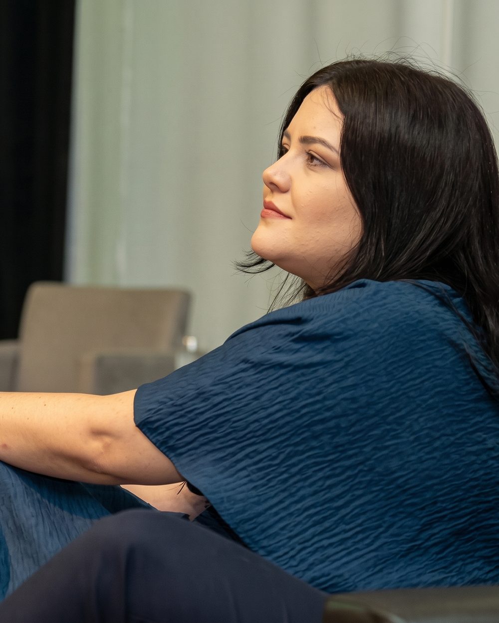 Juliana Losnake em um momento de escuta e atendimento